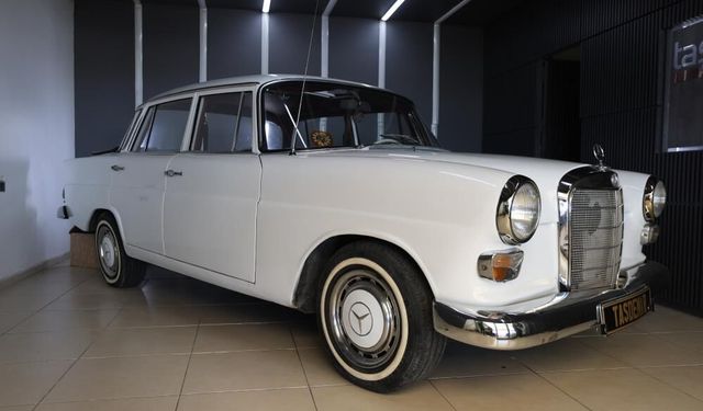 Elazığ'da 1967 model klasik Mercedes'e gözü gibi bakıyor