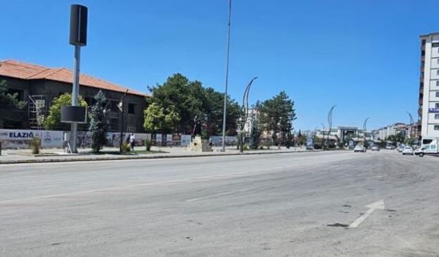 Elazığ'da kavurucu sıcaklardan dolayı cadde ve sokaklar boş kaldı