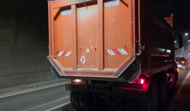 Erkenek Tüneli'nde otomobil kamyona çarptı: 1 yaralı
