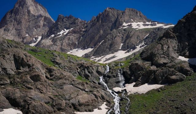 Hakkari'de kayıp dağcı için arama çalışmaları sürüyor