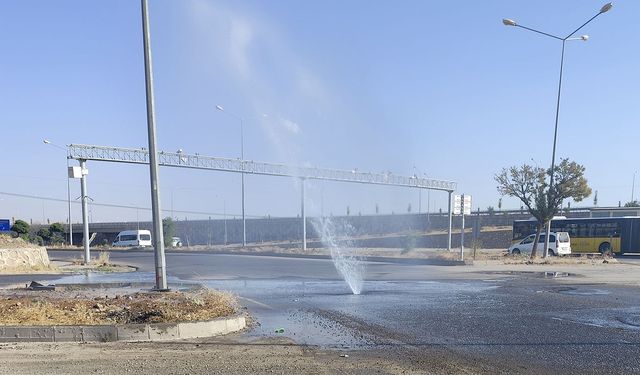 İçme suyu hattı patladı: Basınçlı su metrelerce yükseğe fışkırdı