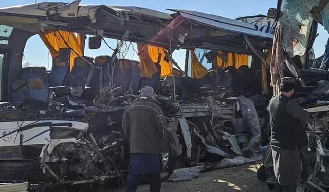İki yolcu otobüsü çarpıştı: 35 ölü, 30 yaralı