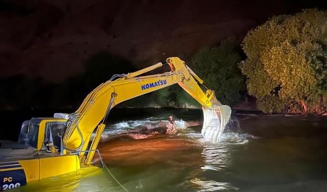 Kezer Çayı'nda mahsur kalınca kepçe devreye girdi