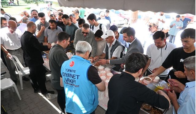 Malatya'da cuma namazı sonrası halka aşure ikramı