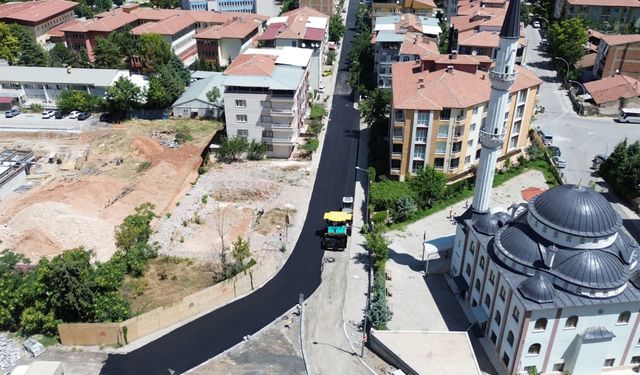 Malatya'da iki mahallede sıcak asfalt serimi yapıldı