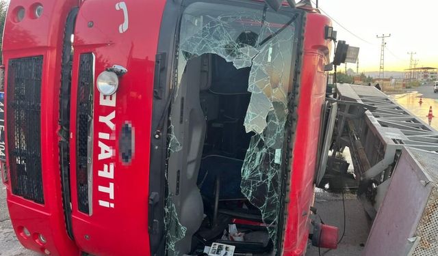 İtfaiye aracı devrildi: 3 itfaiye personeli yaralandı