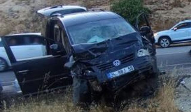 Mardin'de iki otomobil çarpıştı: 9 yaralı