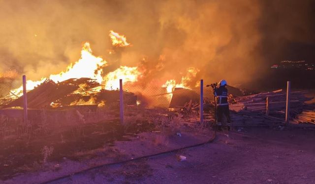 Mardin'de inşaat malzemelerinin bulunduğu alanda yangın