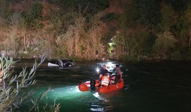 Munzur Nehri'ne yuvarlanan araçta 2 kişi yaralandı