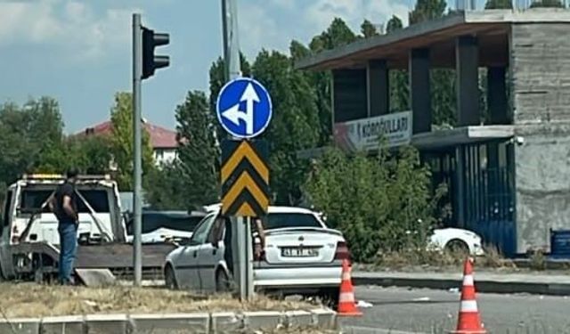 Muş'ta otomobil ile motosiklet çarpıştı: 3 yaralı