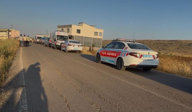 Otomobil evin önünde oturanların arasına daldı: 1 ölü, 4'ü çocuk 5 yaralı