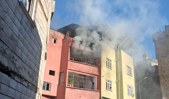 Siirt'te 3 katlı binada çıkan yangın söndürüldü