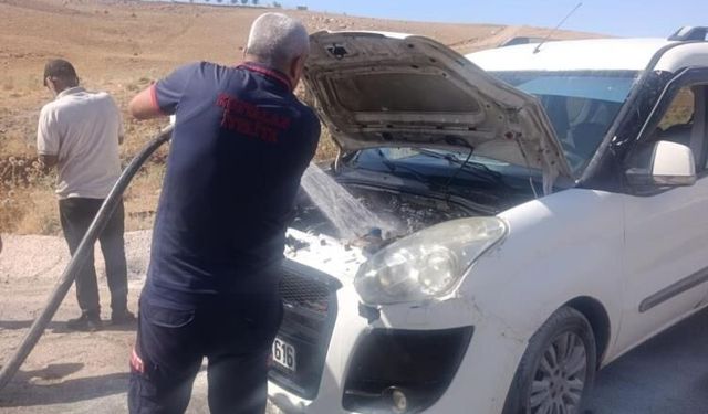Siirt'te seyir halindeki araç alev alev yandı