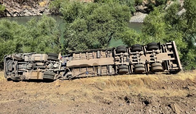 Şırnak'ta tır uçuruma devrildi: 1 yaralı