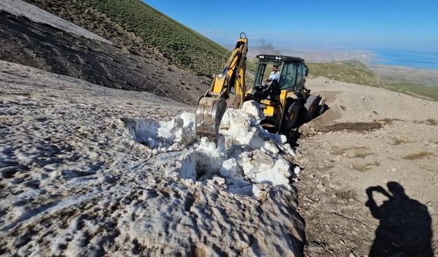 Süphan Dağı'nda dağcılar için 2 Bin 900 rakıma kadar yol açıldı