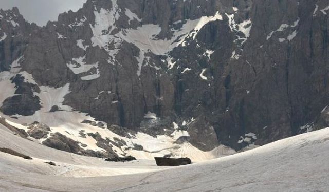 Temmuzda İkiyaka Dağları'nda kar tünellerinde doğa yürüyüşü