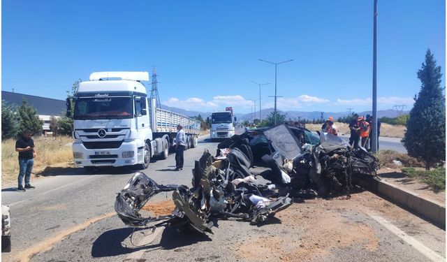 Tıra arkadan çarpan otomobil ikiye bölündü
