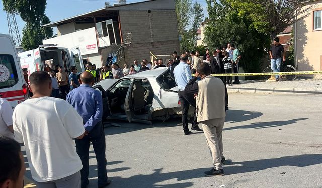 Van’da otomobil ile kamyonet çarpıştı: 1 ölü, 4 yaralı