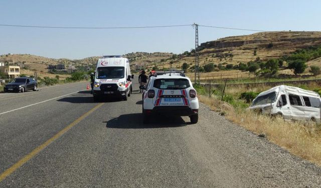 Gercüş'te minibüs ile otomobil çarpıştı: Çok sayıda yaralı var