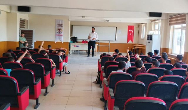 Yaz Kur'an kurslarında öğrencilere rehberlik seminerleri