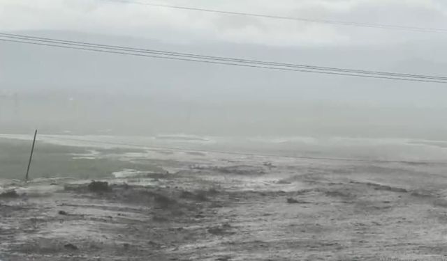 Yaz ortasında dolu yağışı! Kara yolu ulaşıma kapandı