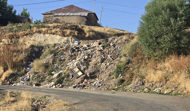 Hacılar köyünde oluşan çöp yığınları ve ihmale tepki