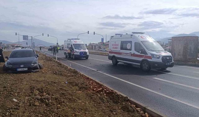 Gaziantep'te 2 otomobil kavşakta çarpıştı