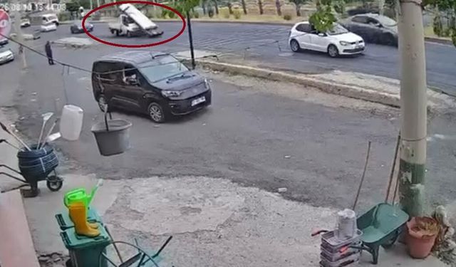 Ani fren yapan kamyonetteki demirler yola savruldu