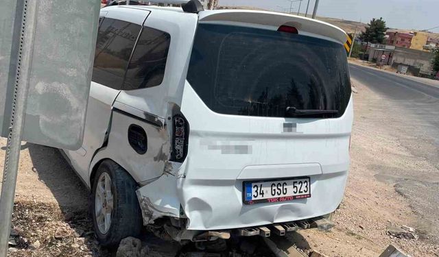 Siirt'te hafif ticari araç ile kamyonet çarpıştı