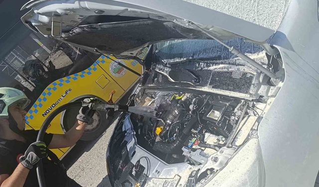 Siirt'te seyir halindeki aracın motoru yandı