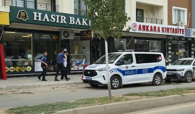 Anne ve babasına bıçak çekti, polis müdahale etti