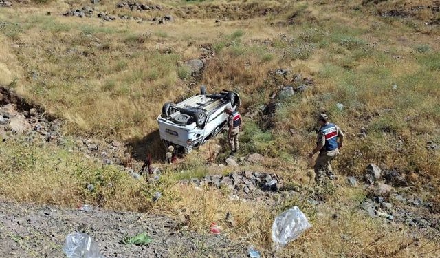 Bingöl-Elazığ yolunda araç takla attı: Biri ağır 6 yaralı
