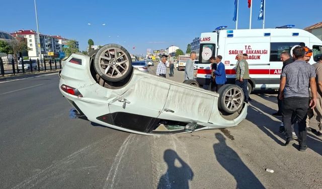 Bingöl'de çarpışan otomobillerden biri ters döndü: 3 kişi yaralandı