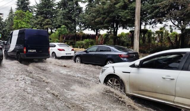 Bingöl'de güneşli hava yerine sağanak yağış