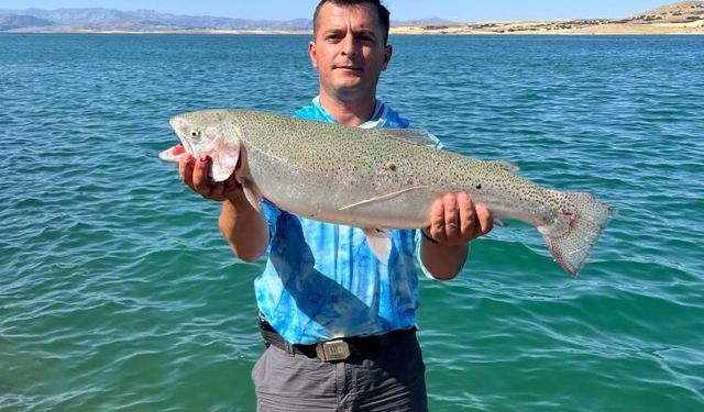 Elazığ'da amatör balıkçı dev alabalık yakaladı