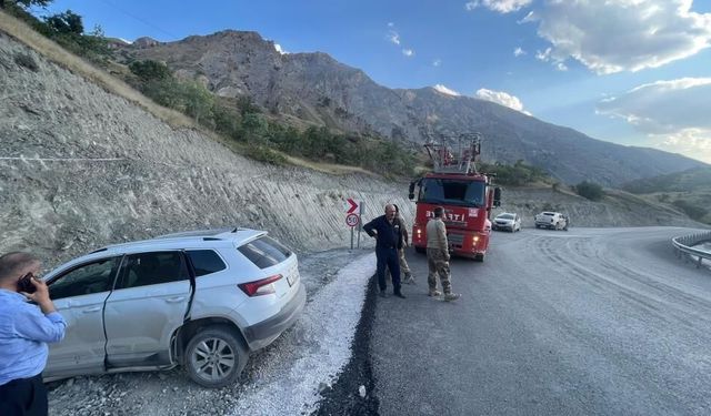 Hakkari-Van yolunda otomobil bariyerlere çarptı: 3 yaralı