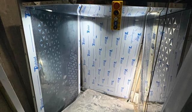 Üzerine asansör kabini düşen işçi öldü