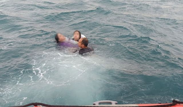 Van Gölü'nde boğulma tehlikesi geçiren biri çocuk 3 kişi kurtarıldı
