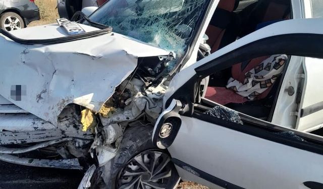 Van'da 2 otomobil çarpıştı: 7 kişi hastaneye kaldırıldı