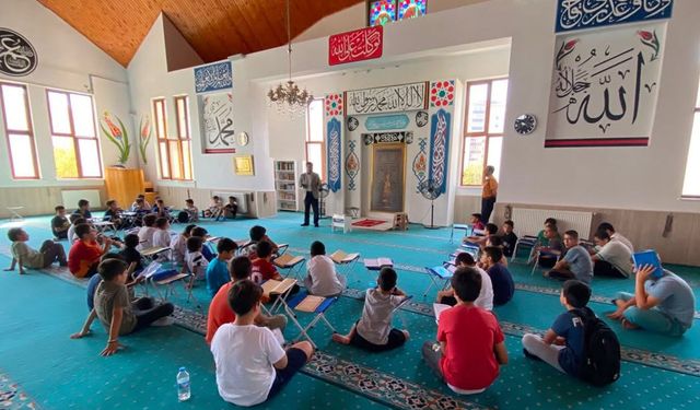 Yaz Kur'an Kursu'nda öğrenciler hem öğreniyor hem sosyal etkinliklere katılıyor