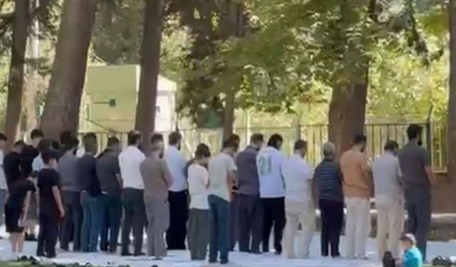 Nusaybin'de piknik yapan vatandaşlar namaz için birlikte saf tuttu