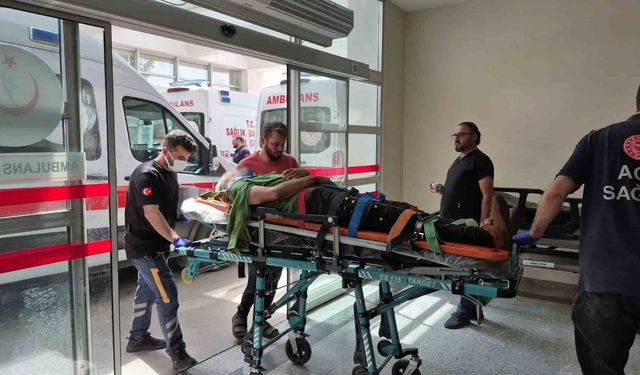 Adıyaman'da tütün yüklü römork devrildi: 8 işçi yaralandı