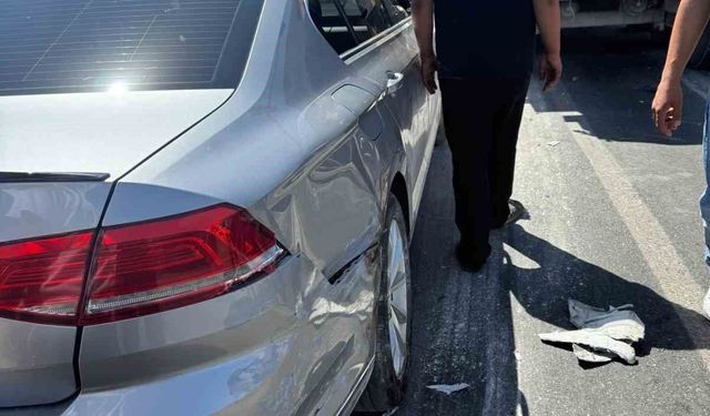 Kamyon, kırmızı ışıkta bekleyen araçlara çarptı