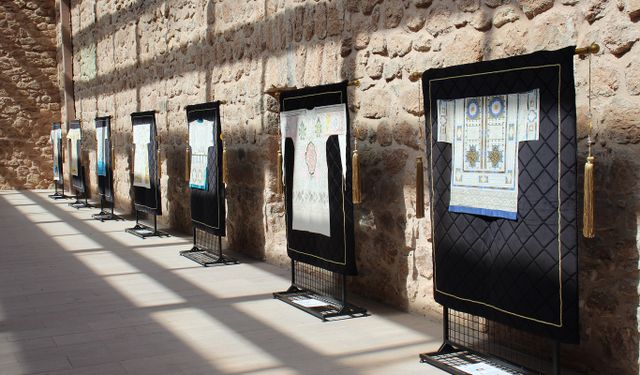Ağrı'da 'Dualı Sultan ve Peygamber Gömlekleri' ziyarete açıldı