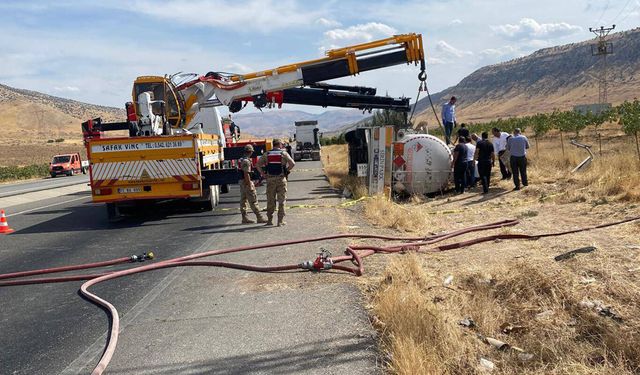 Batman-Hasankeyf yolunda tanker devrildi