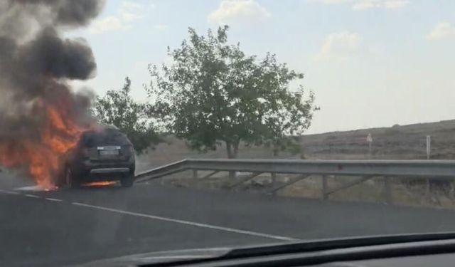 Diyarbakır yolunda otomobil yangını