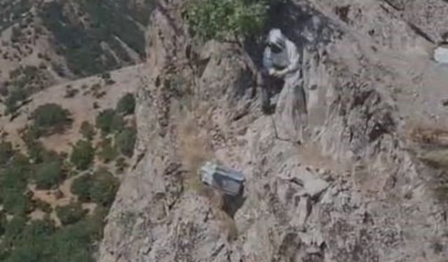 Elazığ'da ayılardan korumak için kayalıklara asılan kovanlardan bal hasadı