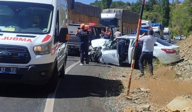 Elazığ'da otomobil ile tır çarpıştı: Sürücü araçta sıkıştı