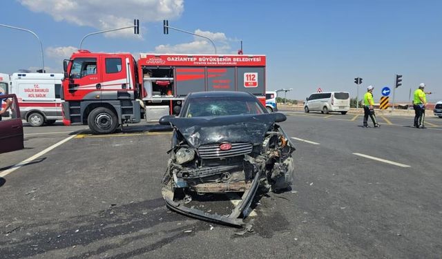 Gaziantep'te kavşakta iki araç çarpıştı: 5 yaralı