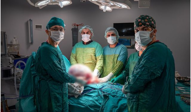 Karın ağrısı ve şişkinlikle başvurdu, 15 kilogramlık kitle çıkarıldı